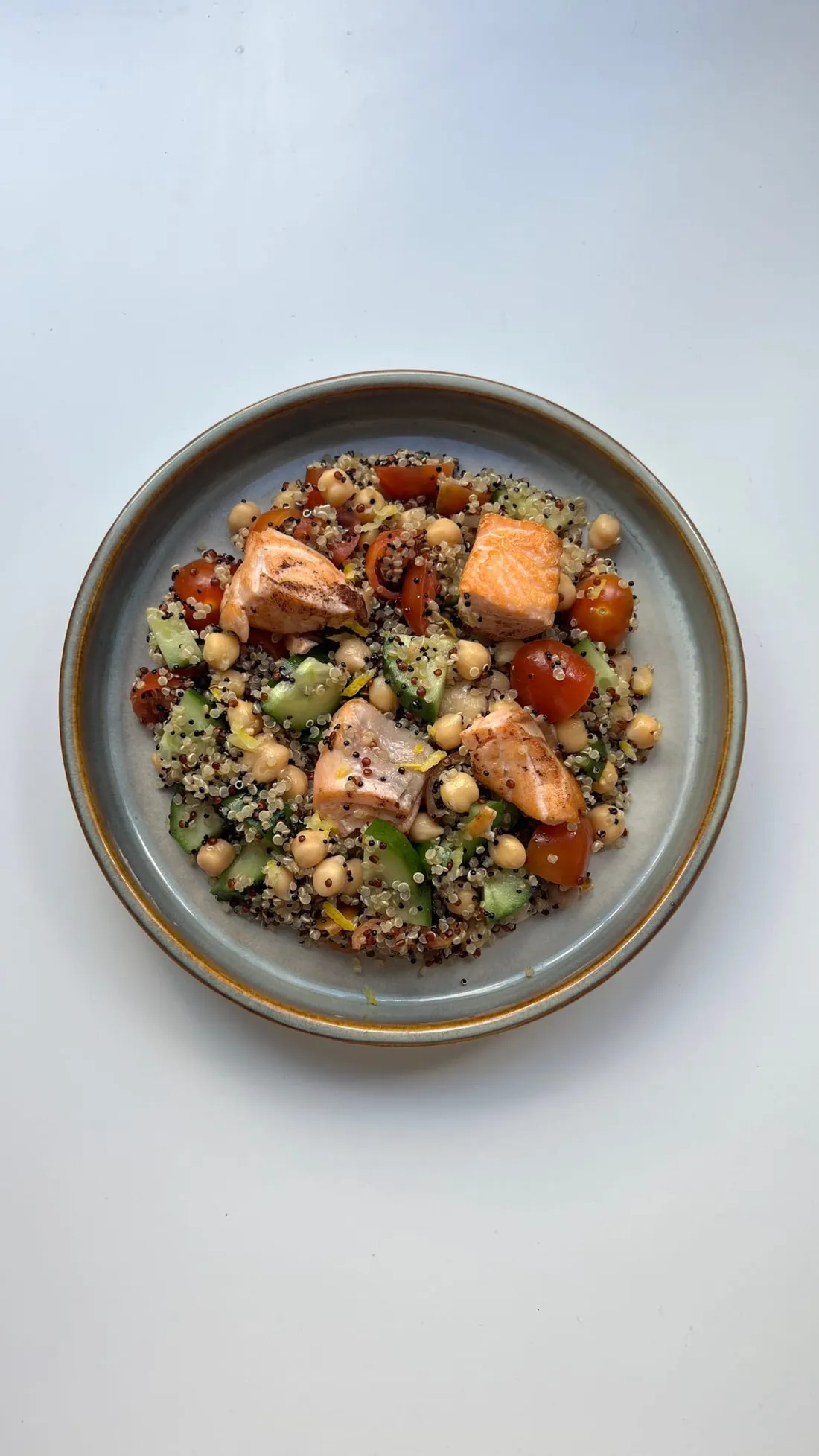 Foto de Quinoa con dados de salmón