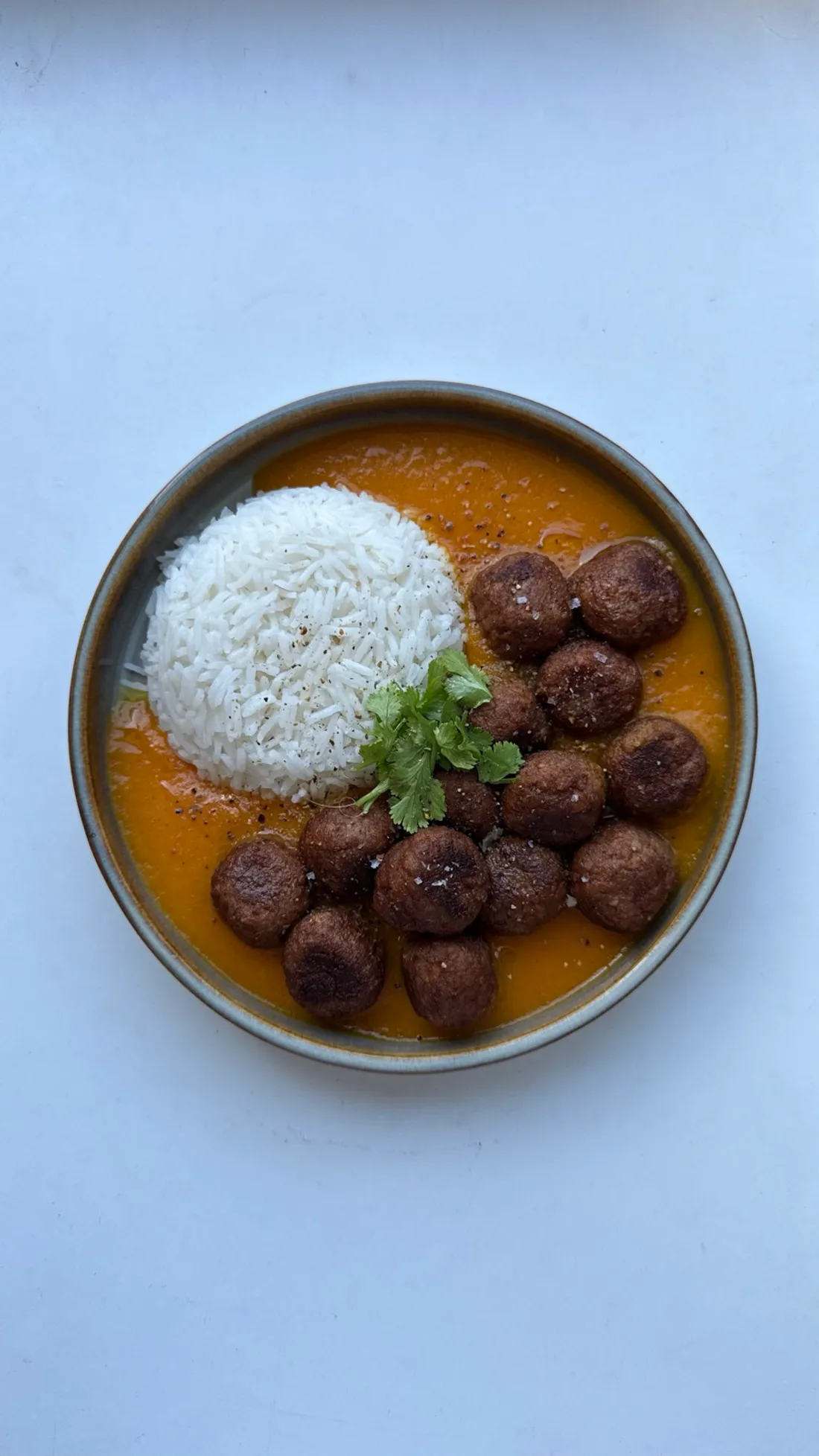 Foto de Albóndigas con salsa de zanahoria y curry