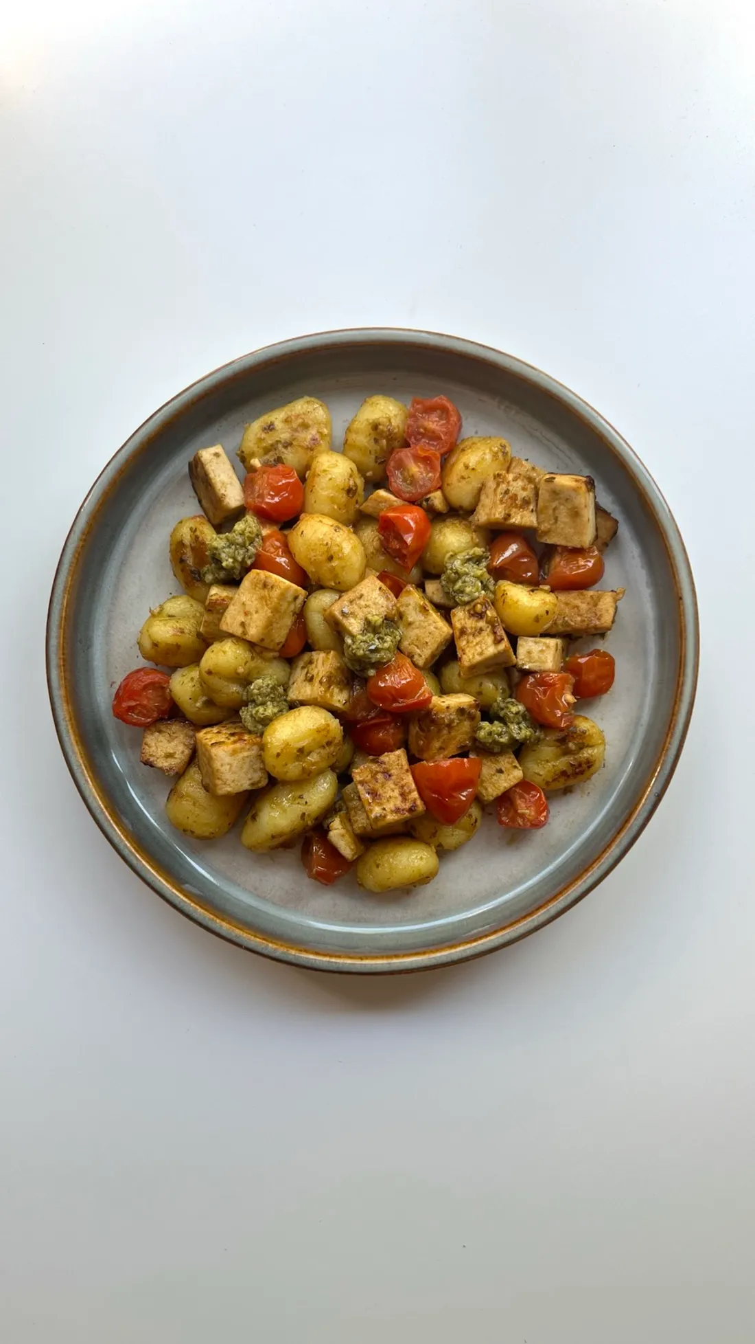 Foto de Gnocchis con pesto y tofu