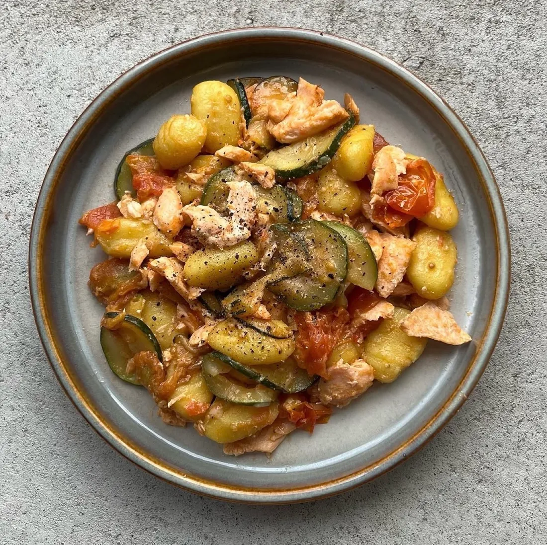 Foto de Gnocchis con salmón y calabacín