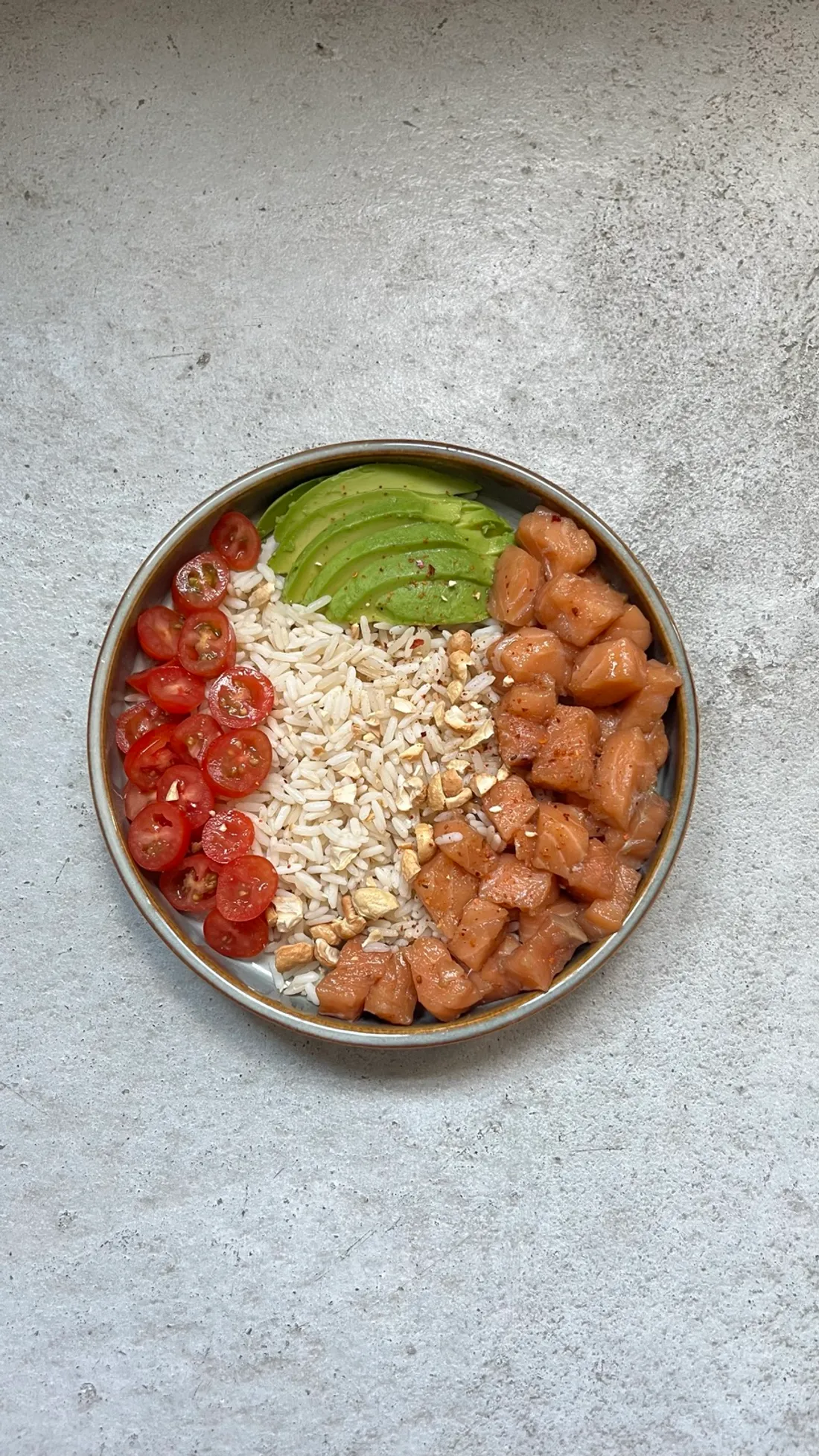 Foto de Poke bowl de salmón marinado
