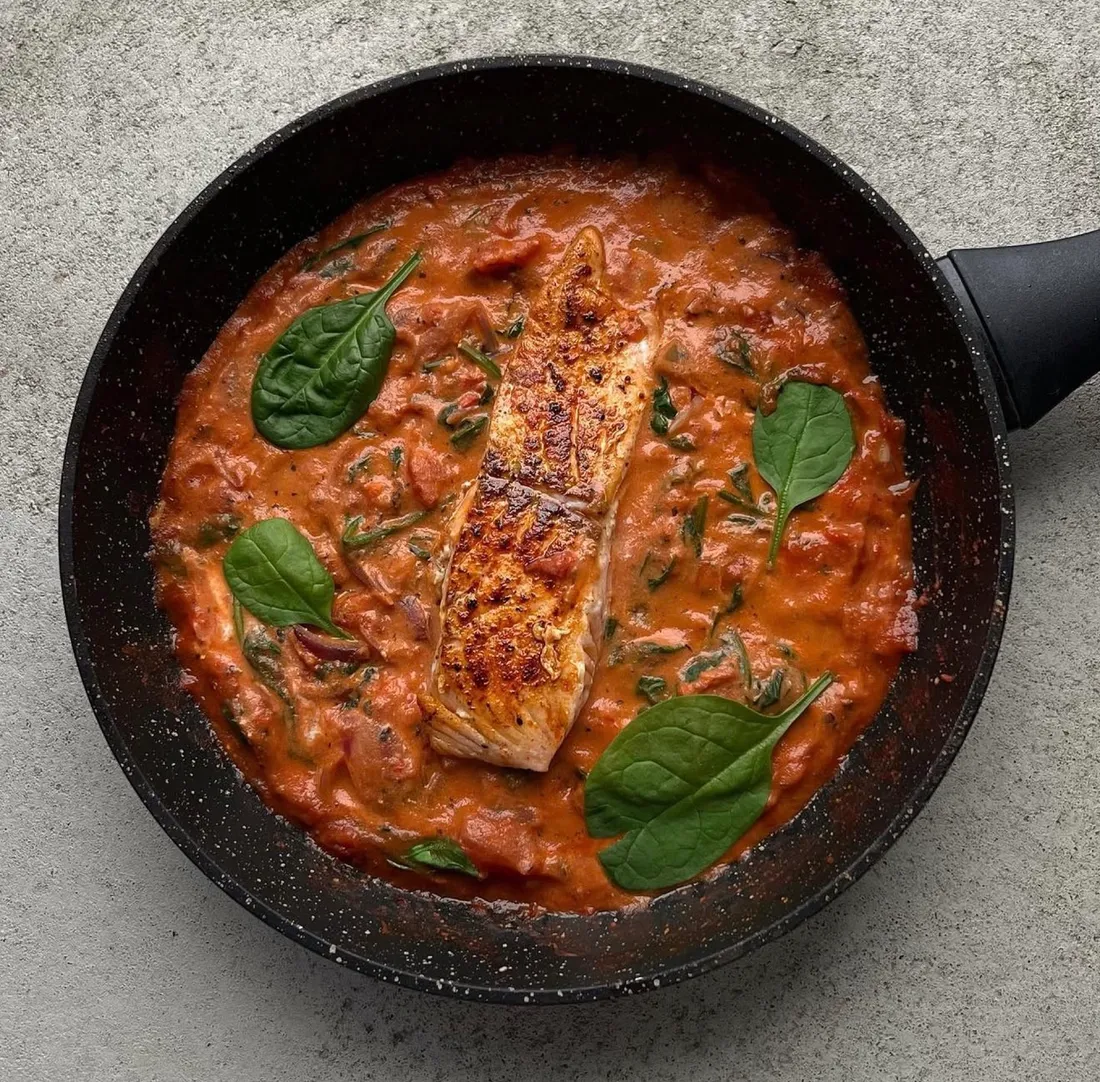 Foto de Salmón con espinacas y tomate